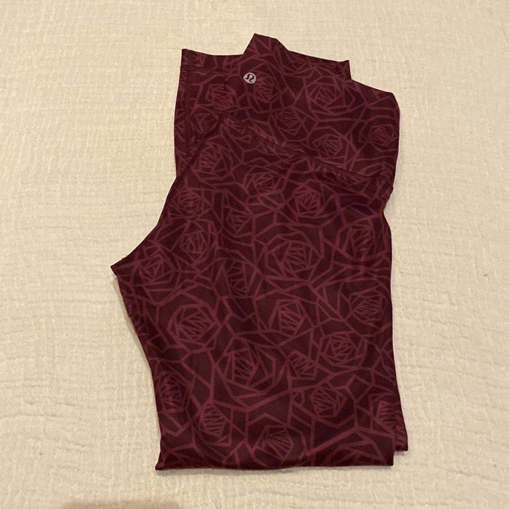 Lululemon 7/8 cropped, high rise leggings.